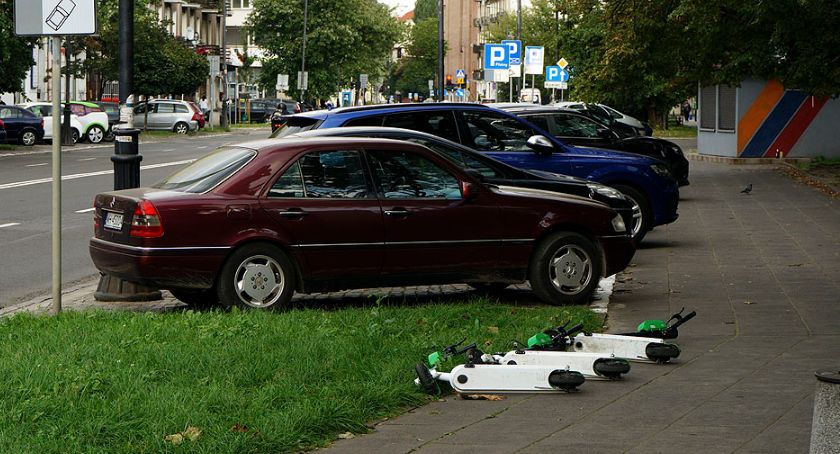 Elektryczne hulajnogi znikną z chodników?