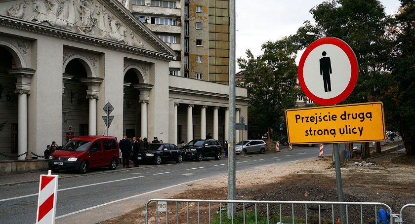 Przejście drugą stroną ulicy- Znak drogowy 