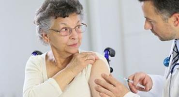 Gdzie seniorzy 65+ bezpłatnie zaszczepią się przeciwko grypie? LISTA przychodni w dzielnicy