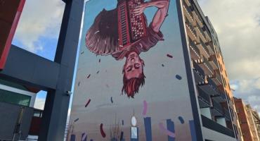 Murale Pragi. Odwrócony grajek z akordeonem 