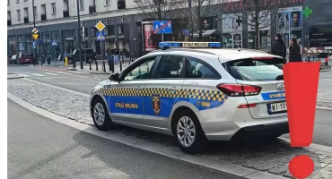 Szedł ulicą, a krew leciała mu z głowy. Wstrząsająca interwencja mundurowych
