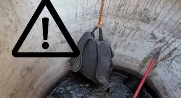 Szokujące odkrycie przy Brzeskiej. Policja wyciągnęła narkotyki ze studzienki kanalizacyjnej