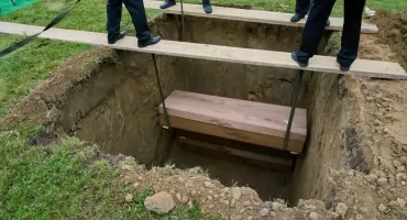 Niezwykłe odkrycie pod chodnikiem na Okrzei! Wykopano kości ponad 200 osób!