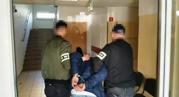 Poranna obława przy Brzeskiej i Kępnej! Policja weszła do mieszkań z psem bojowym!